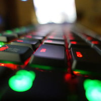 赤と緑のLEDが光るゲーミングキーボードの写真