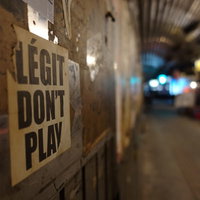 高架下のコンクリート壁に貼られたチラシ、街角の掲示物の写真