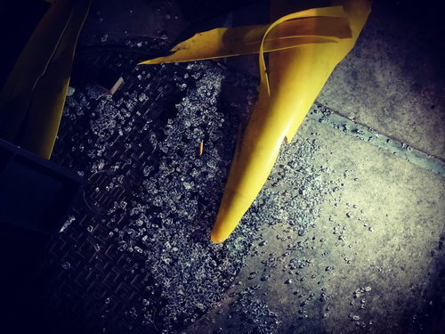 殺風景な路地裏に置かれた黄色いカラーコーンと破壊されたアスファルト