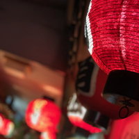 飲み屋街に並ぶ赤い提灯の夜景の写真