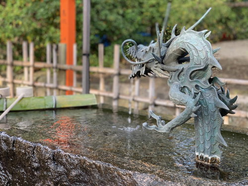 龍の頭部が設置された神社の手水舎