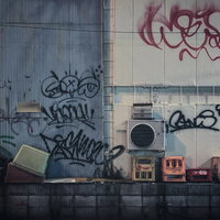 殺風景な路地裏と壁に描かれた落書きとアーバンストリートアートの写真