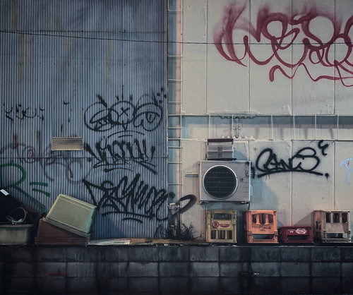 殺風景な路地裏と壁に描かれた落書きとアーバンストリートアート