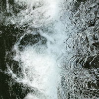 滝を上から見た落差のある水流と滝壺の風景の写真