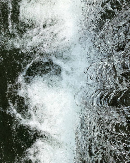 滝を上から見た落差のある水流と滝壺の風景