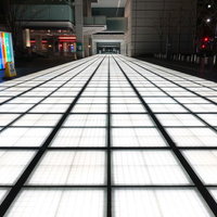 均等に光る白タイルの格子模様の道 ライトアップ照明の写真