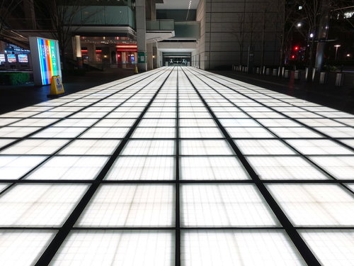 均等に光る白タイルの格子模様の道 ライトアップ照明