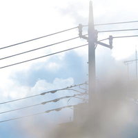 霧の中に立つ電柱と電線の風景の写真