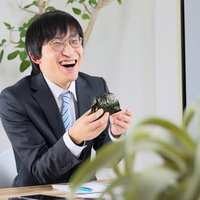 会議中にメロンパンならぬおにぎりを食べながら煽る社員の写真