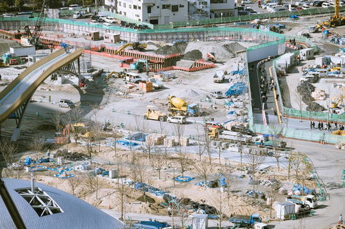 大阪梅田の大規模再開発工事現場の建設機械と作業風景
