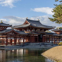 世界遺産・平等院鳳凰堂を池に映す景観と建築美の写真