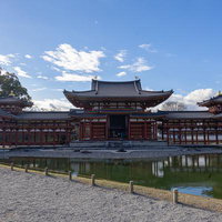 秋空と世界遺産の平等院鳳凰堂、10円玉に描かれた京都の歴史的建造物の写真
