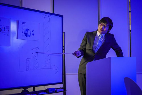 ブルーライト・ヨコカラ プレゼンで資料を説明する男性