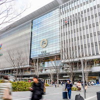 JR博多駅前のビルと駅ビル、駅前広場の都市風景の写真