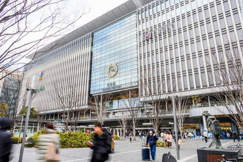 JR博多駅前のビルと駅ビル、駅前広場の都市風景