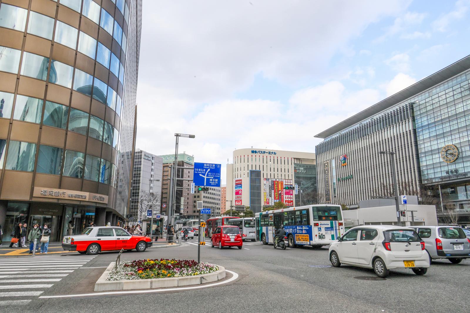 福岡の中洲を流れる那珂川に架かる橋と高層ビル群が並ぶ都市景観