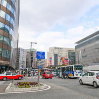 福岡の中洲を流れる那珂川にかかる橋と高層ビル群の街並みの写真