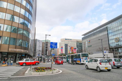 福岡の中洲を流れる那珂川にかかる橋と高層ビル群の街並み