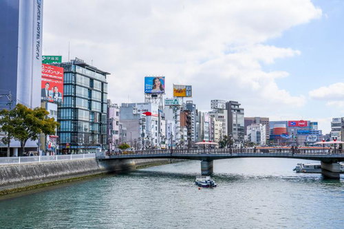 福岡の中洲を流れる那珂川にかかる橋と高層ビル群の街並み