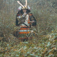 大弓を引く前に指を舐める武士の所作と弓の扱い方の写真