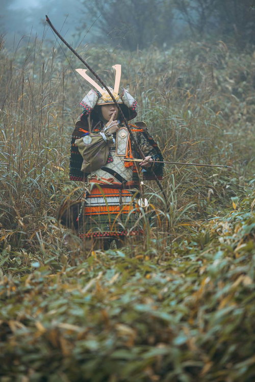 大弓を引く前に指を舐める武士の所作と弓の扱い方