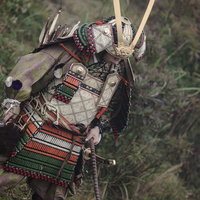 大鎧を身に纏い仁王立ちする侍の勇ましい姿の写真