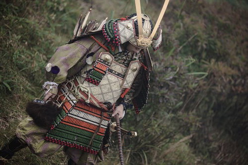 大鎧を身に纏い仁王立ちする侍の勇ましい姿