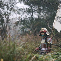 周囲を警戒する指物を背負った甲冑姿の侍の戦国武士の写真