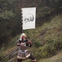 甲冑を身に着けて槍を構える武士の戦闘姿勢の写真
