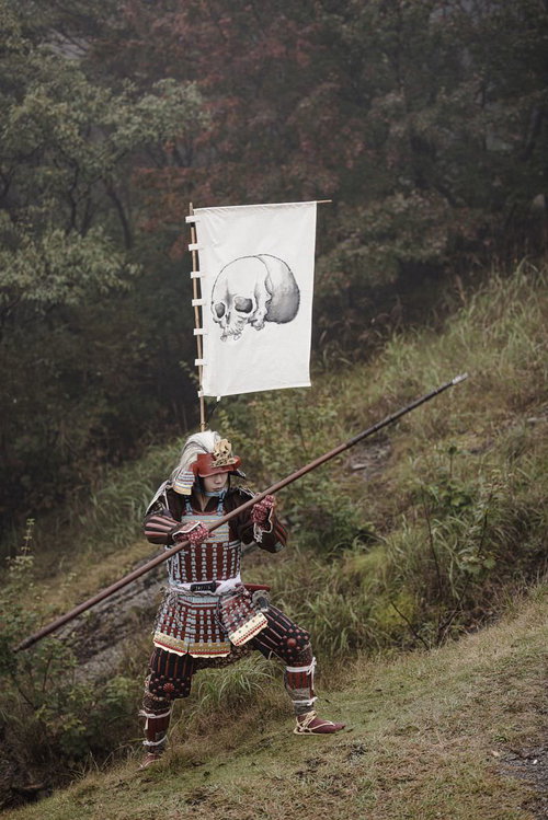 甲冑を身に着けて槍を構える武士の戦闘姿勢