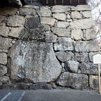 上田城の城門に積まれた巨大な真田石と歴史的な石垣の写真