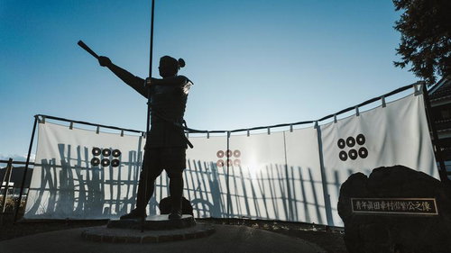 青年眞田幸村（信繁）公之像と上田城の銅像