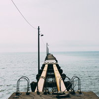 桟橋の一部が壊れて立ち入り禁止になっている「原岡桟橋」で撮影を楽しむバカップルの写真