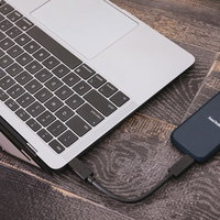 ポータブルSSDにバックアップを取るMacBookの写真