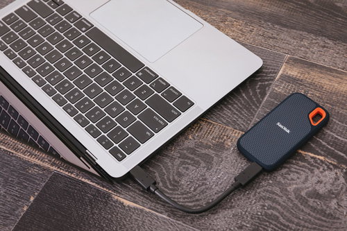 ポータブルSSDにバックアップを取るMacBook