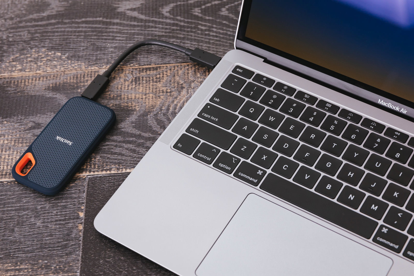 MacBook AirにUSB-CケーブルでポータブルSSDを接続している