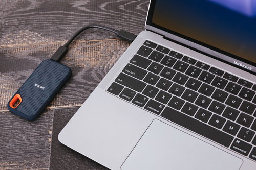 コンパクトなポータブルSSDをMacBookに接続するバックアップ