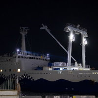 夜間に桟橋へ着港するさるびあ丸の接岸風景の写真