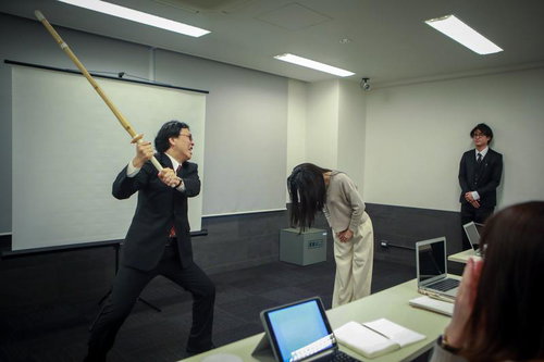 ひぃっ！彼女のあの構えは！課長が危ない！