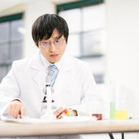 肉眼でも普通に見えた分子構造模型を観察する白衣姿の博士の写真