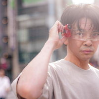 恋の距離を測るARグラスを装着する男性の写真