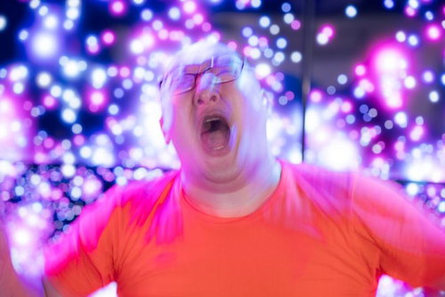 ゲーミング赤血球でサイリウムを振るオタク男性