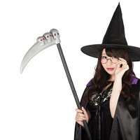 死神の鎌を持った眼鏡魔女のハロウィンコスプレの写真