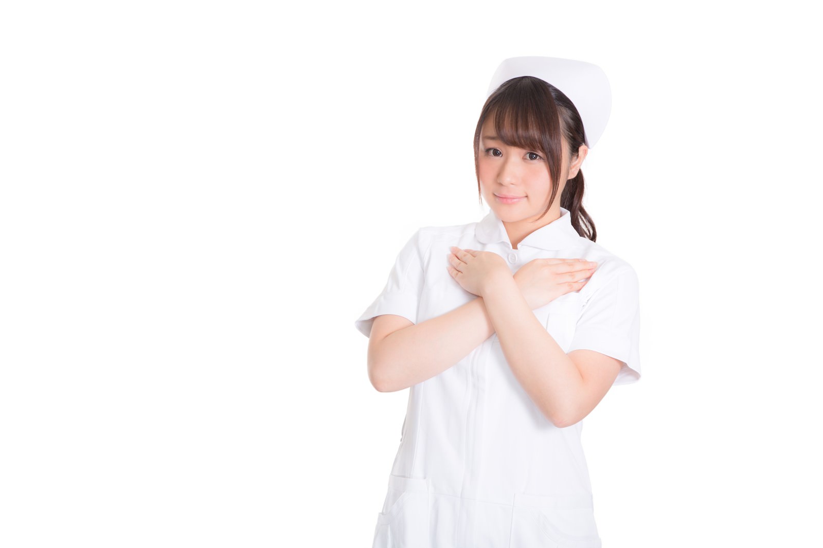 白い看護師ユニフォームを着た女性ナースが両腕を広げて笑顔で応援する写真［モデル：茜さや］
