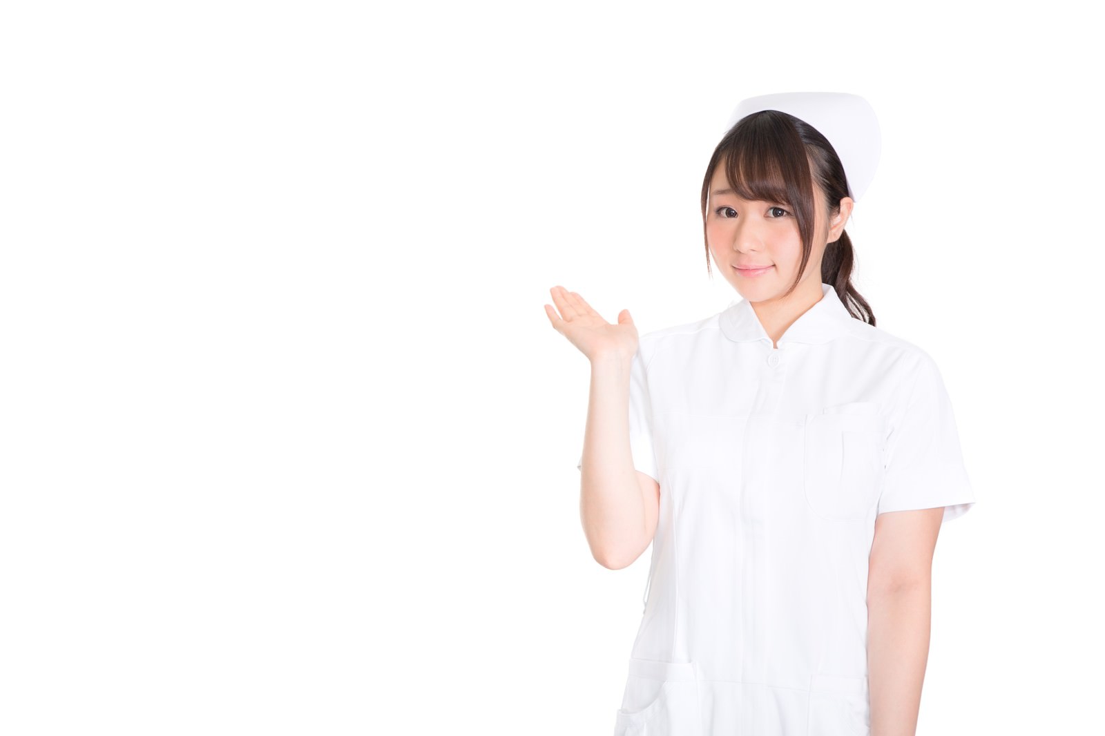 白衣を着た看護師が右手を上げて案内する女性［モデル：茜さや］