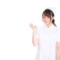 案内をする白衣のナース、むちむちとした体型の笑顔の女性の写真