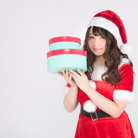 クリスマスのプレゼントお持ちしました、サンタコスプレの女性の写真
