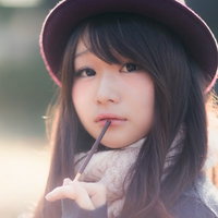 「一緒に食べないの？」と問いかける美女の写真