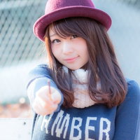 「チョコのかかった美味しい棒、あーげる」とはにかむ美女の写真