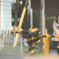 踏切越しに見つめる一目惚れ、ベージュコートの美女の写真